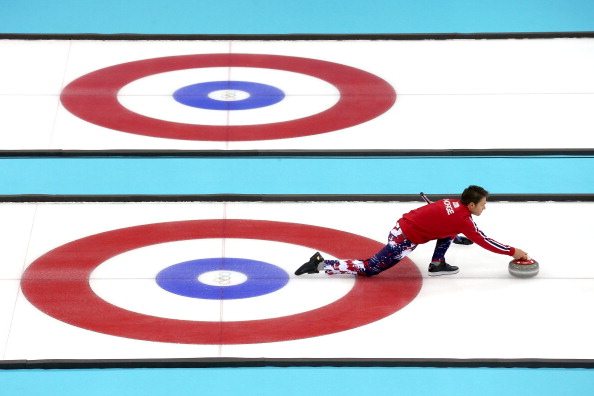 Katso kuvat ja hillitön video! Norjalaisten curlingjoukkueella melkoisen  värikkäitä housuja olympialaisissa - näyttävät myös miten ne saa jalkaan  ilman käsiä - SuomiUrheilu